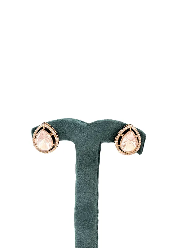 Elegant_Lariet_With_Pearls_Moissanite_Green_Crystal