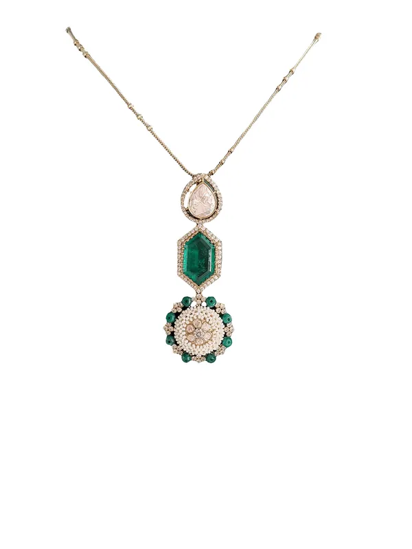 Elegant_Lariet_With_Pearls_Moissanite_Green_Crystal