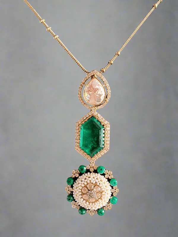 Elegant_Lariet_With_Pearls_Moissanite_Green_Crystal