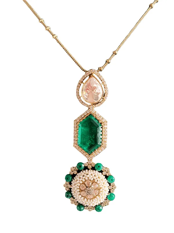 Elegant_Lariet_With_Pearls_Moissanite_Green_Crystal