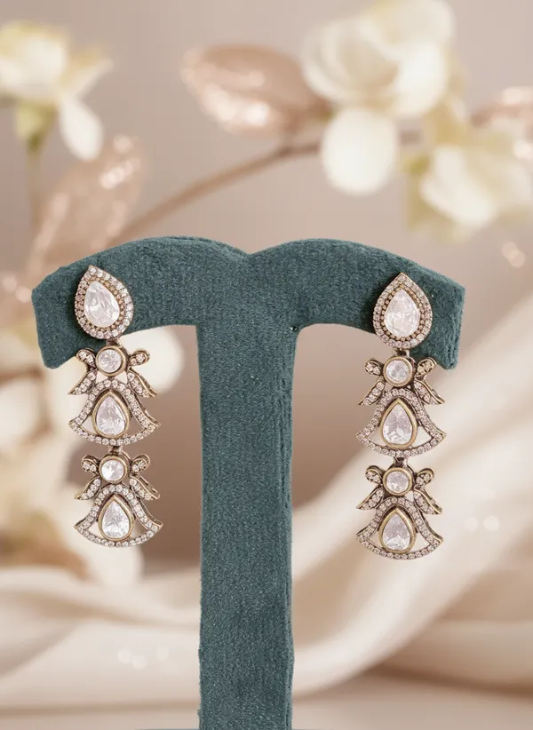 Modern_Delicate_Necklace_Set_For_Subtle_Opulance