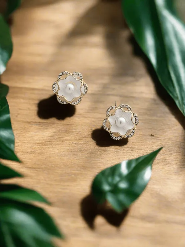 Mother_Of_Pearl_Flower_Stud_Earrings