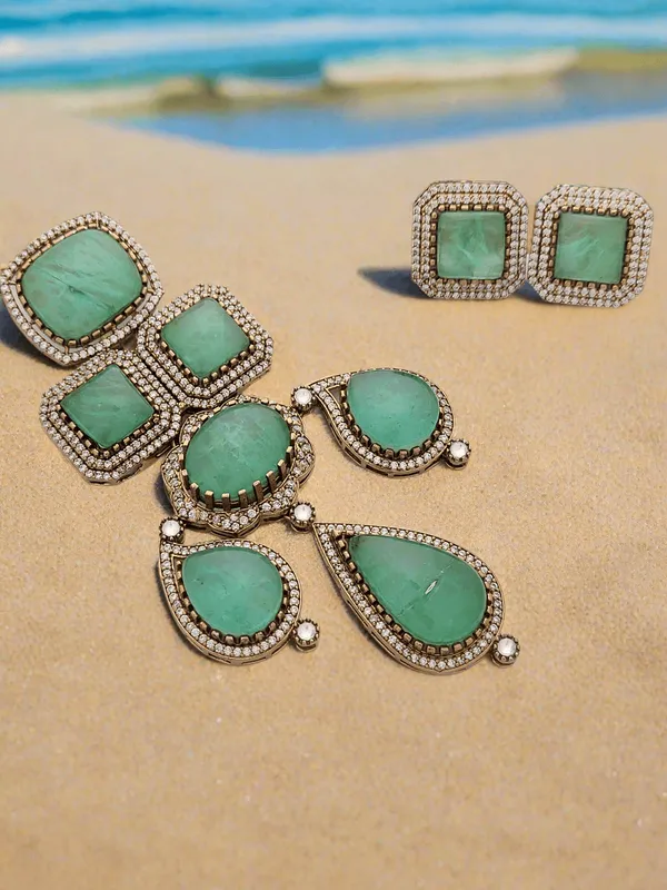 Statement_Hasli_Pendant_Necklace_Set