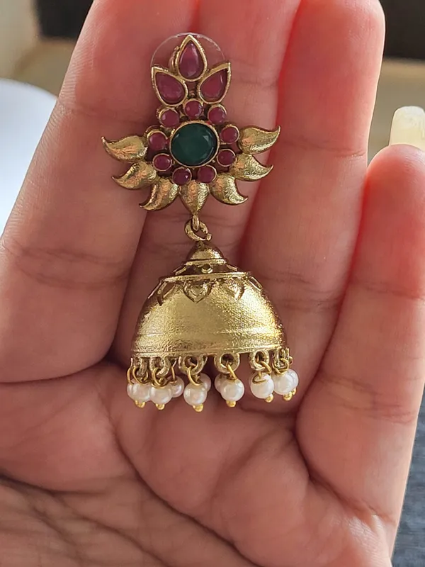 Traditional_Earrings_In_Gold_Finish