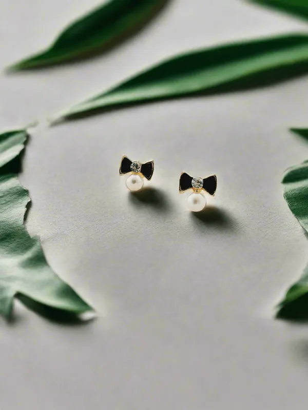 Enamelled_Bow_With_A_Diamond_Pearl_Mini_Studs