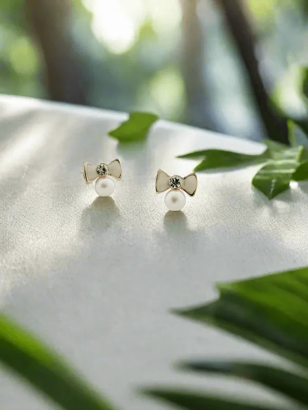 Enamelled_Bow_With_A_Diamond_Pearl_Mini_Studs