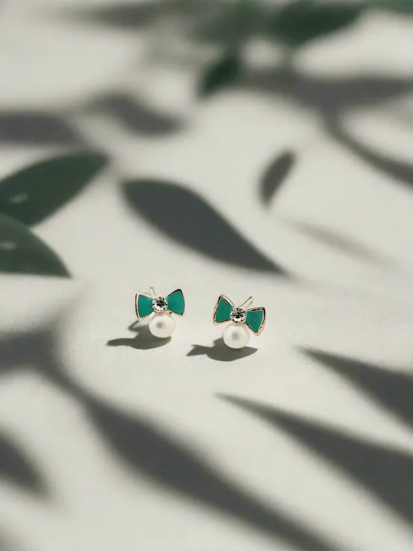 Enamelled_Bow_With_A_Diamond_Pearl_Mini_Studs