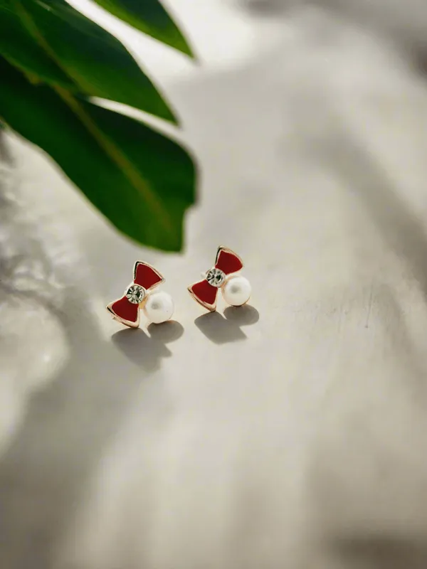 Enamelled_Bow_With_A_Diamond_Pearl_Mini_Studs
