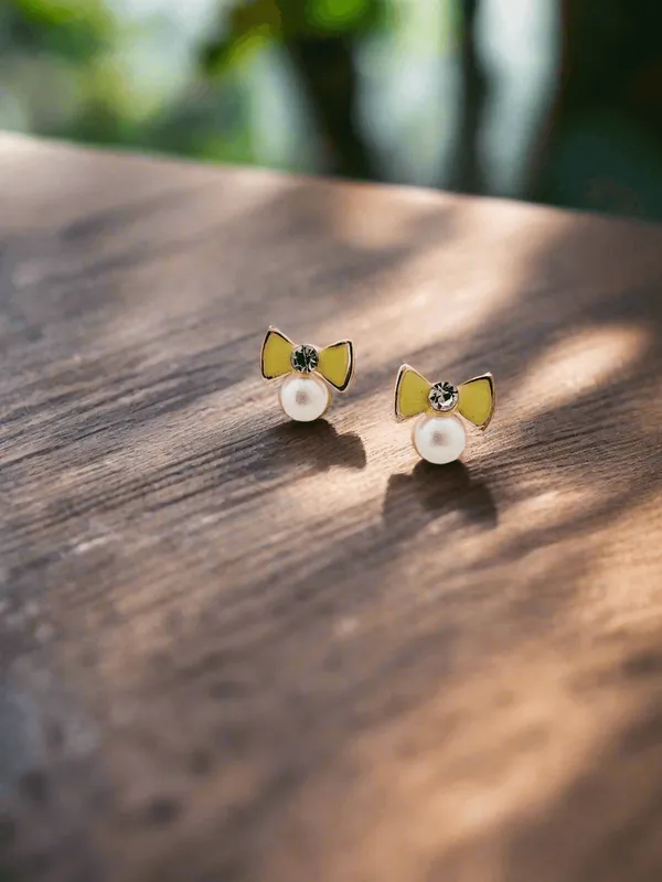 Enamelled_Bow_With_A_Diamond_Pearl_Mini_Studs