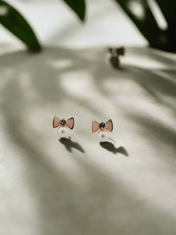 Enamelled_Bow_With_A_Diamond_Pearl_Mini_Studs
