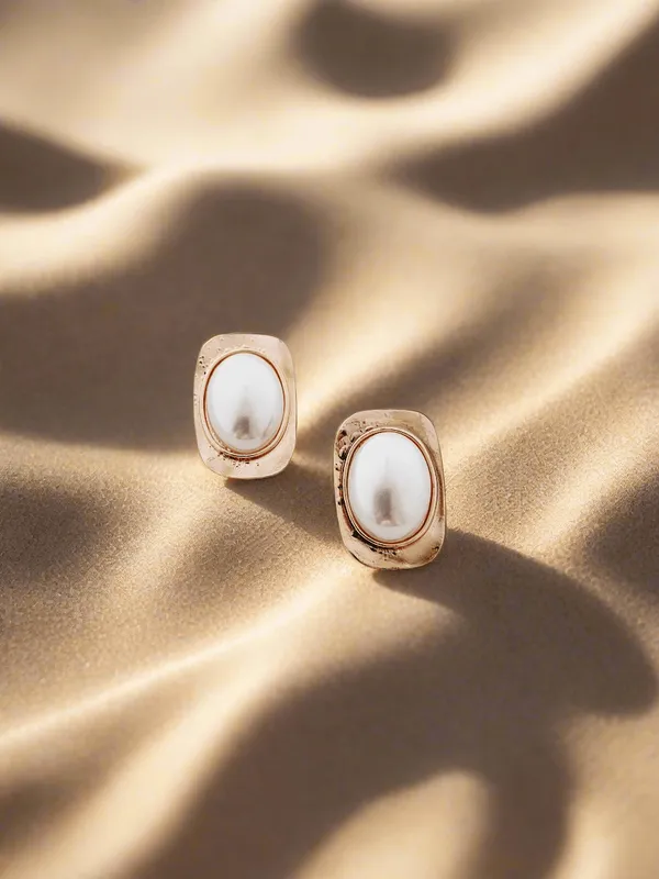 Textured_Edge_Pearl_Stud_Earrings