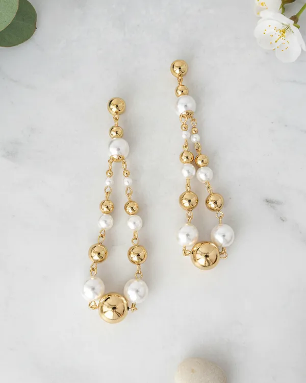Elegant_Gold_And_Pearl_Chandelier_Earrings