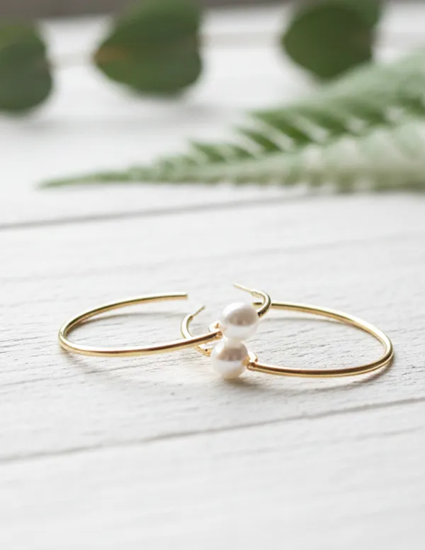 Minimalist_Pearl_Floating_Hoop