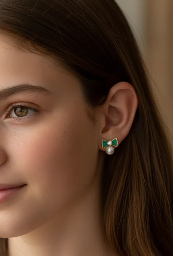 Enamelled_Bow_With_A_Diamond_Pearl_Mini_Studs