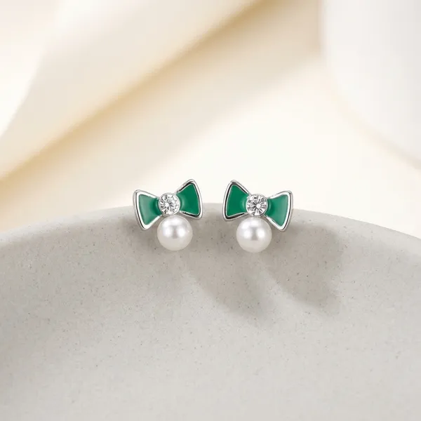 Enamelled_Bow_With_A_Diamond_Pearl_Mini_Studs