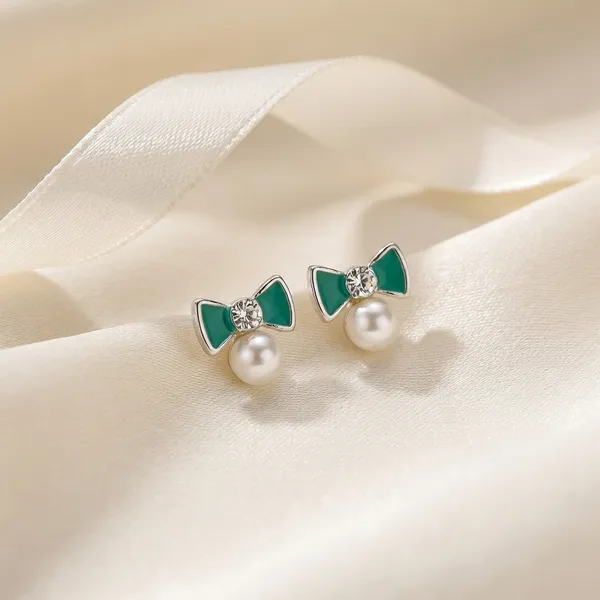 Enamelled_Bow_With_A_Diamond_Pearl_Mini_Studs