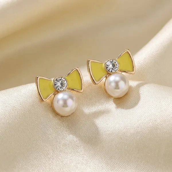 Enamelled_Bow_With_A_Diamond_Pearl_Mini_Studs