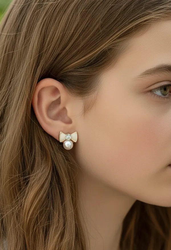 Enamelled_Bow_With_A_Diamond_Pearl_Mini_Studs