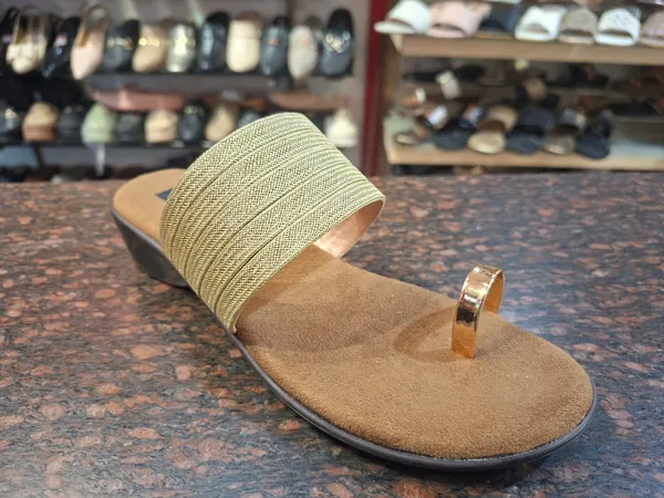 Elegant_Golden_Toe_Ring_Sandal_with_Pleated_Strap