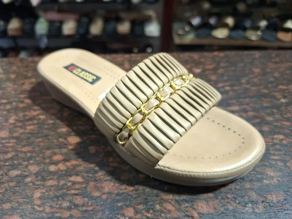 Women's_Casual_Striped_Flat_Sandals_with_Gold-Tone_Chain_Detail