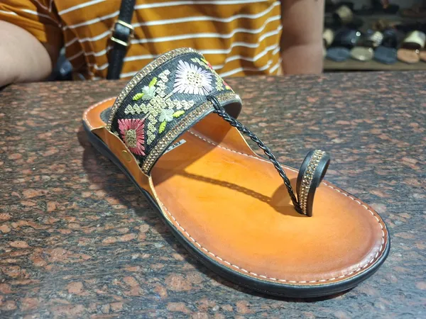 Handcrafted_Embroidered_Leather_Kolhapuri_Chappal