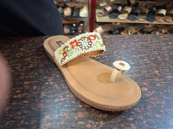 Handcrafted_Beaded_Toe-Ring_Sandal_-_Cream