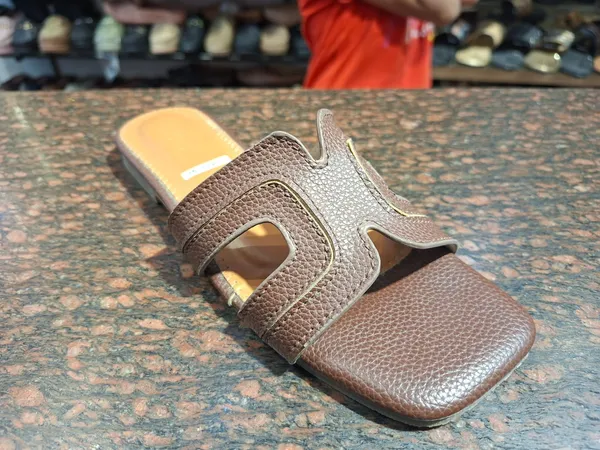Handcrafted_Brown_Leather_Cigar_Case_with_Cutter