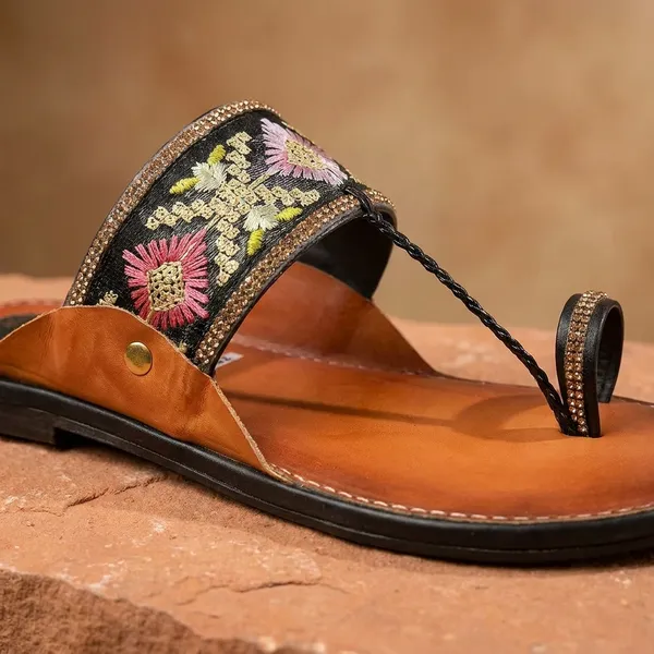 Handcrafted_Embroidered_Leather_Kolhapuri_Chappal