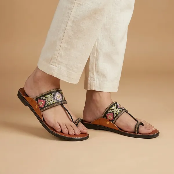 Handcrafted_Embroidered_Leather_Kolhapuri_Chappal