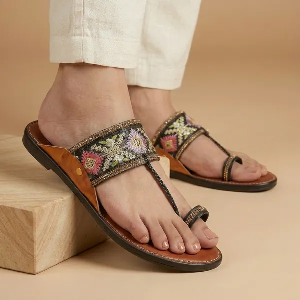 Handcrafted_Embroidered_Leather_Kolhapuri_Chappal