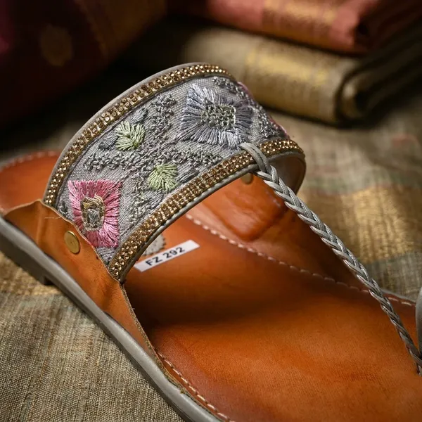Handcrafted_Silver-Tone_Embellished_Kolhapuri_Chappal