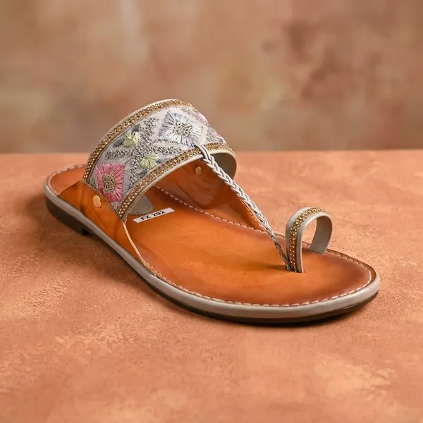 Handcrafted_Silver-Tone_Embellished_Kolhapuri_Chappal