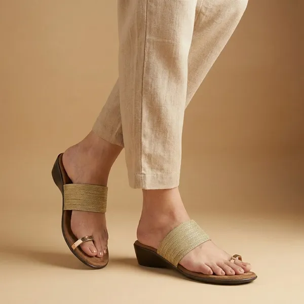 Elegant_Golden_Toe_Ring_Sandal_with_Pleated_Strap