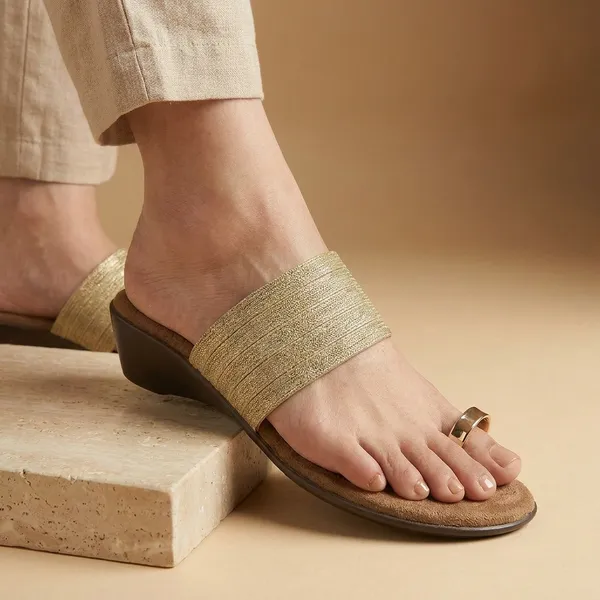 Elegant_Golden_Toe_Ring_Sandal_with_Pleated_Strap