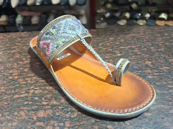 Handcrafted_Silver-Tone_Embellished_Kolhapuri_Chappal