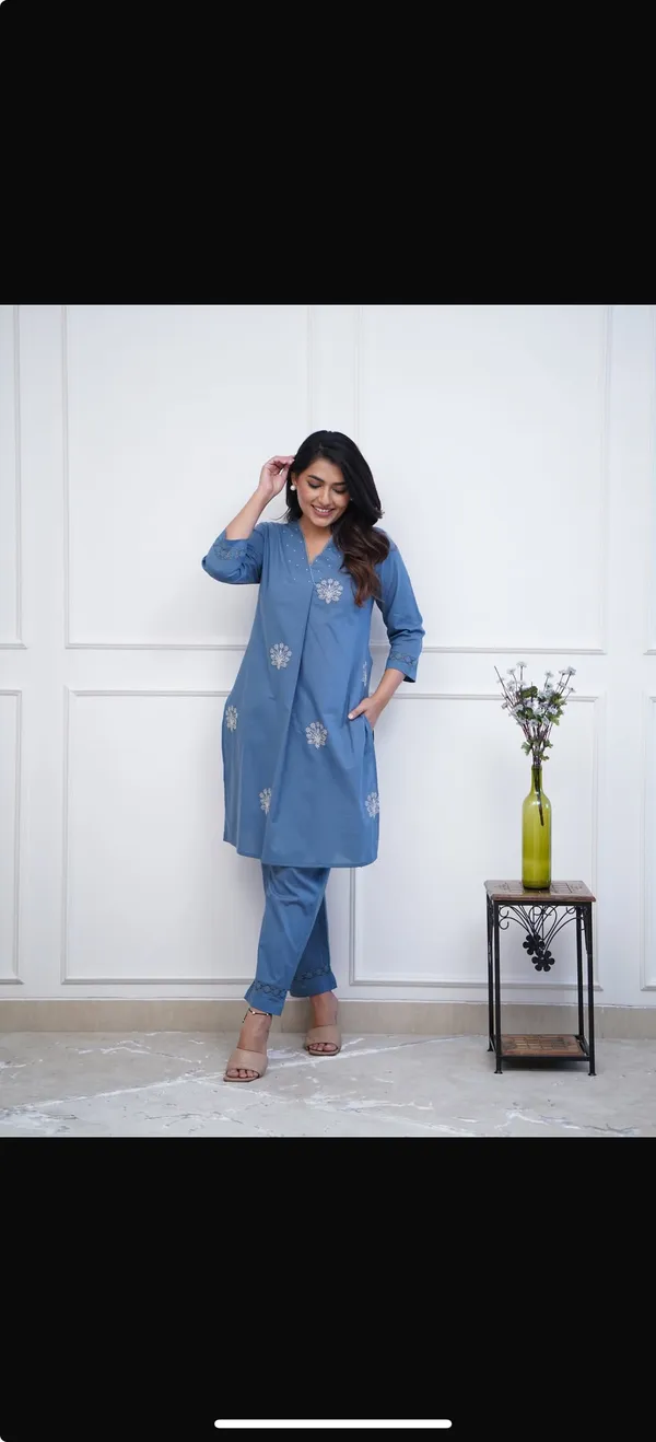 Blue_Embroidered_Kurta_Set_With_V_Neck_And_Floral_Motifs