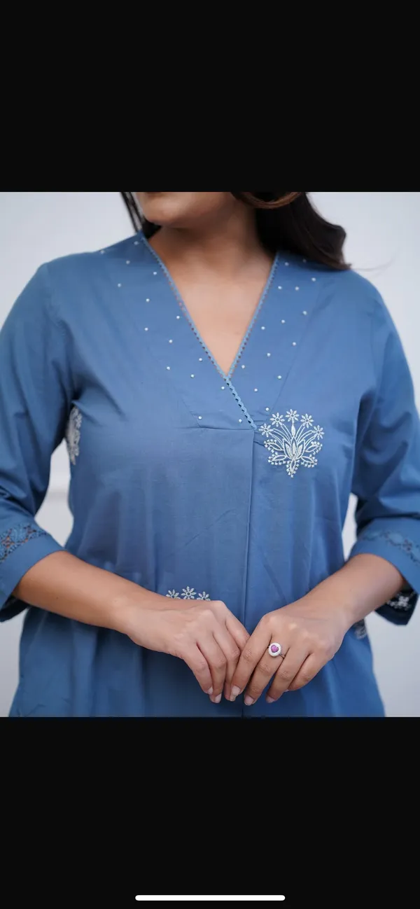 Blue_Embroidered_Kurta_Set_With_V_Neck_And_Floral_Motifs