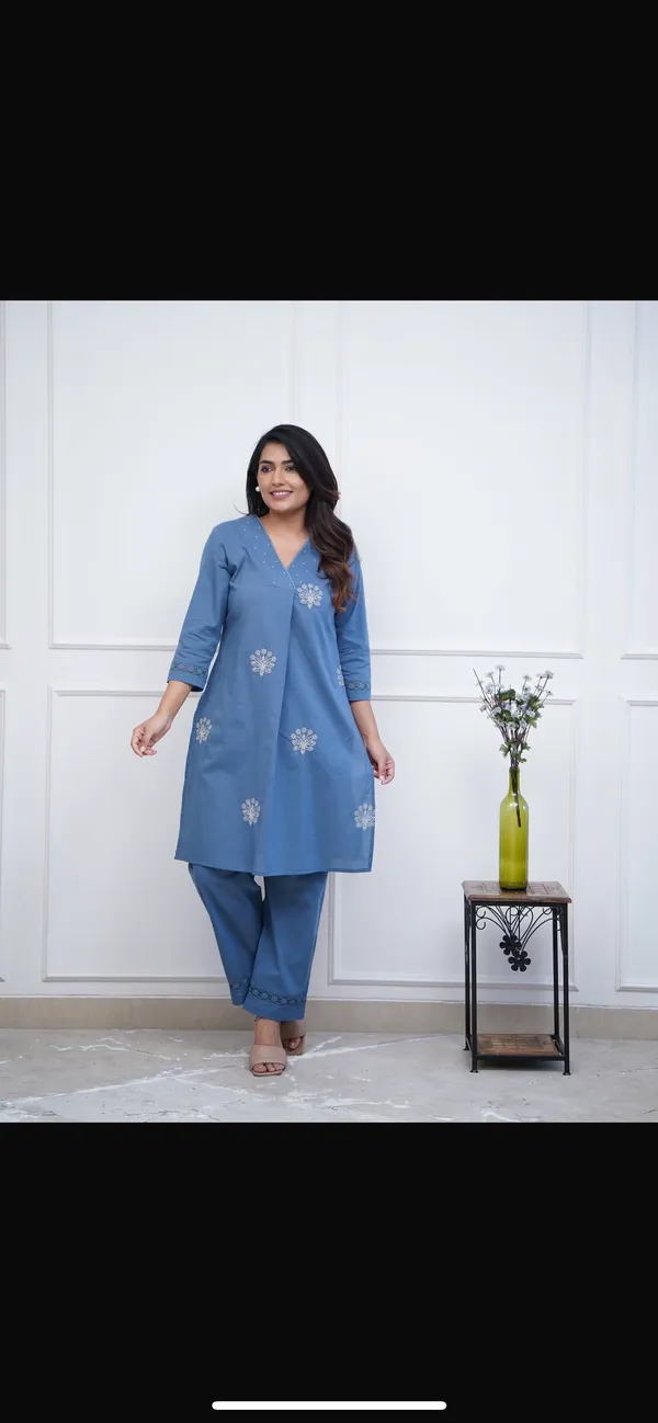 Blue_Embroidered_Kurta_Set_With_V_Neck_And_Floral_Motifs