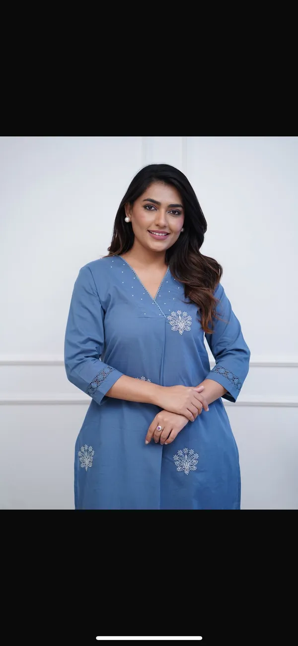 Blue_Embroidered_Kurta_Set_With_V_Neck_And_Floral_Motifs