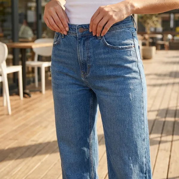 Womens_Medium_Wash_Straight_Fit_Denim_Jeans