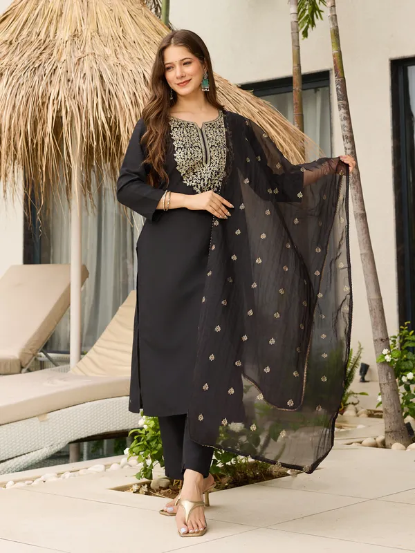 Black_Ethnic_Suit_Set_With_Dupatta