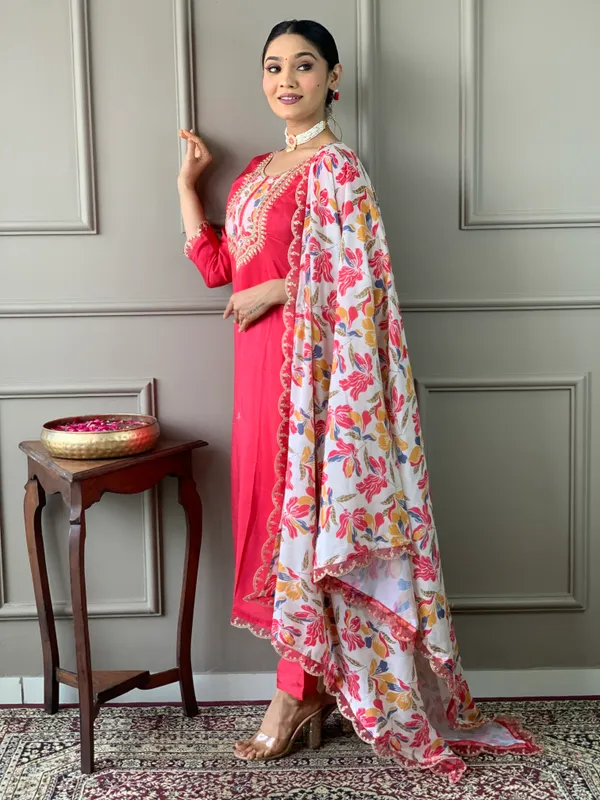 Gajri_Kurta_Set_with_Floral_Dupatta