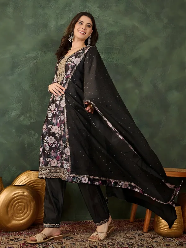 Black_Dupatta_With_Floral_Border_And_Pearl_Detailing