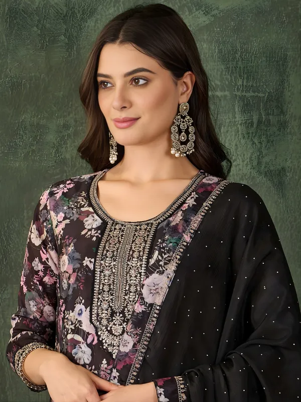 Black_Dupatta_With_Floral_Border_And_Pearl_Detailing