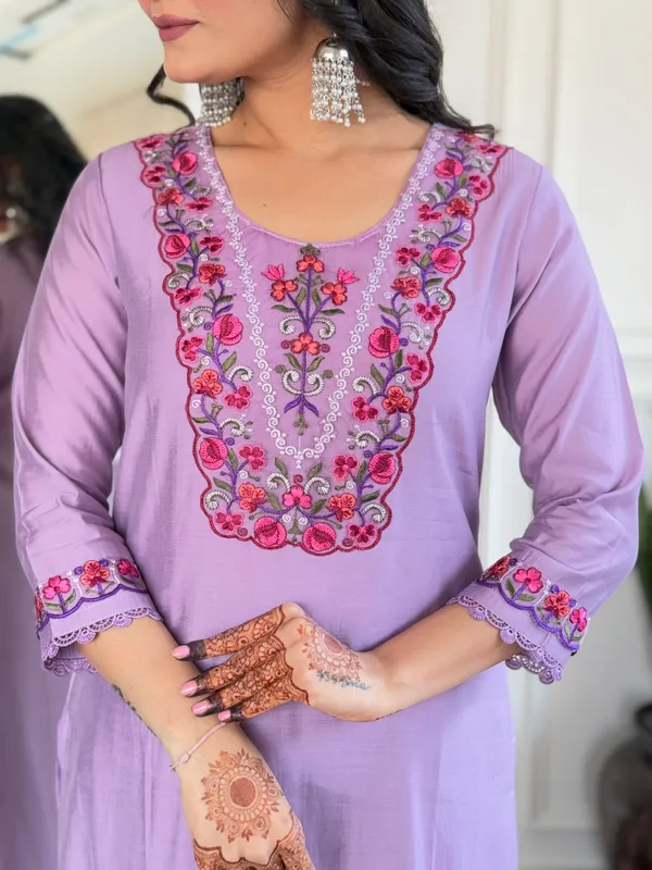Lavender_Ethnic_Suit_Set_With_Floral_Threadwork