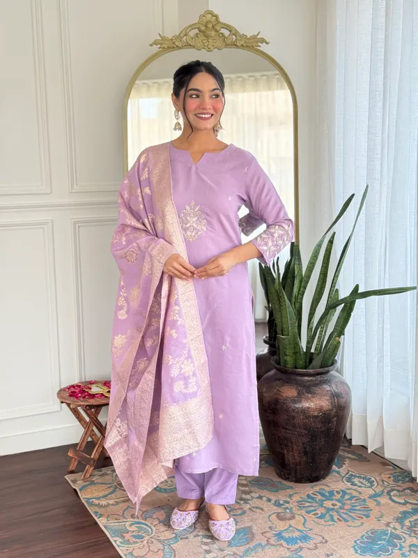 Lavender_Embroidered_Banarasi_Silk_Kurta_Set_With_Dupatta