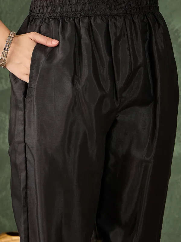 Black_Dupatta_With_Floral_Border_And_Pearl_Detailing