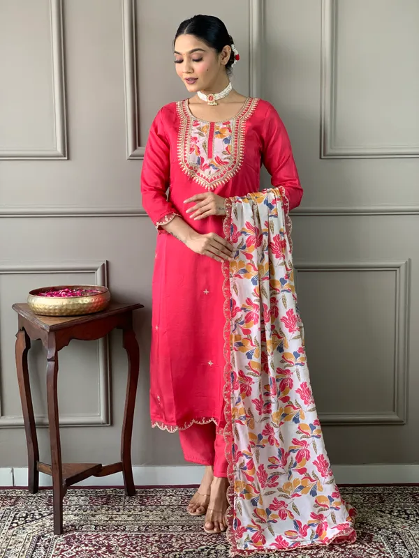 Gajri_Kurta_Set_with_Floral_Dupatta