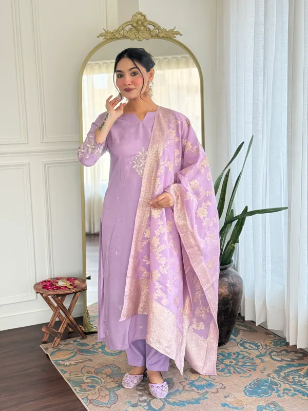 Lavender_Embroidered_Banarasi_Silk_Kurta_Set_With_Dupatta