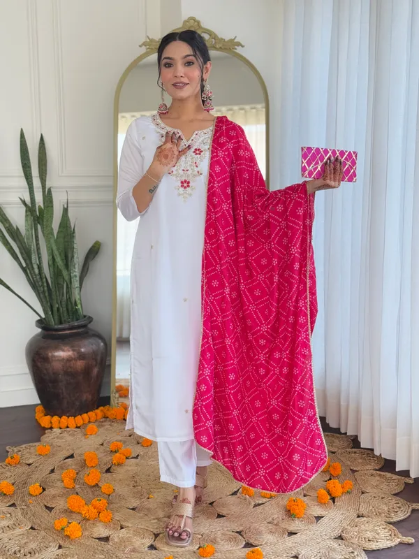 White_Kurta_Set_With_Floral_Embroidery_And_Pink